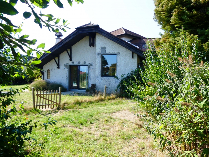 Rénovation et extension d'une maison individuelle, Yens, Vaud.
Maître de l’ouvrage : privé.